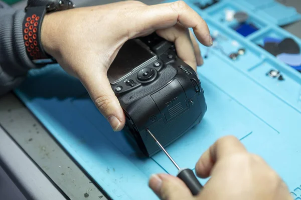Dijital kamera bir kamera dükkanında tamir edilmek üzere.