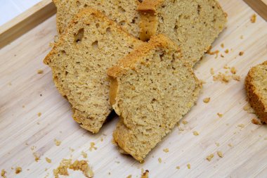 Tahta tepside kırıntılı sünger keki.