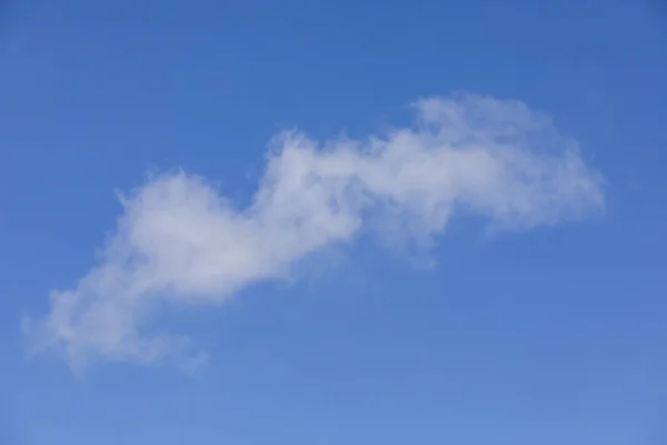 Yazın beyaz bulutlu mavi gökyüzü