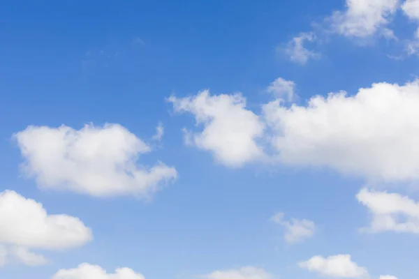 Yazın beyaz bulutlu mavi gökyüzü