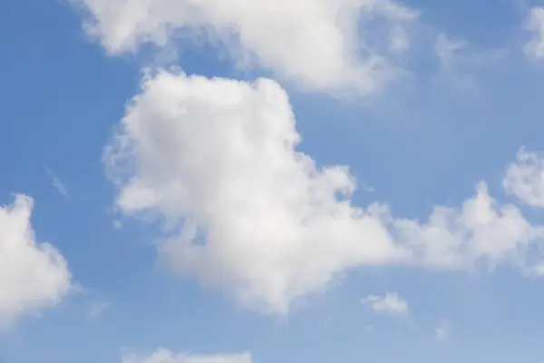 Yazın beyaz bulutlu mavi gökyüzü