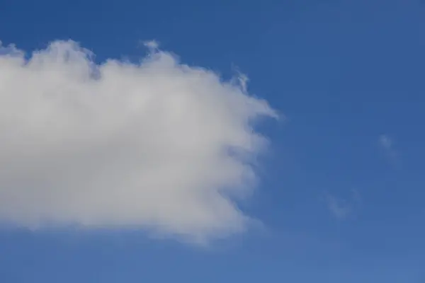 Yazın beyaz bulutlu mavi gökyüzü