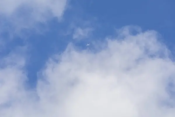 Yazın beyaz bulutlu mavi gökyüzü