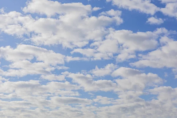 Yazın beyaz bulutlu mavi gökyüzü