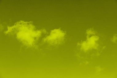 Sarı kabarık bulutlu sarı gökyüzü