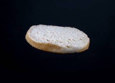 Siyah arkaplanlı hamburger ekmeğinin dibi.