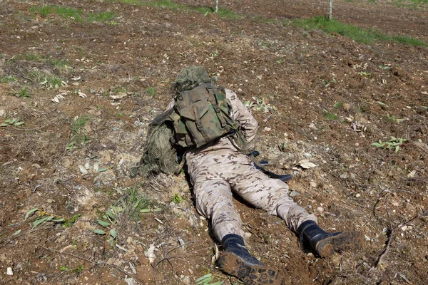 所有伪装装备的士兵躺在地上 — 图库照片