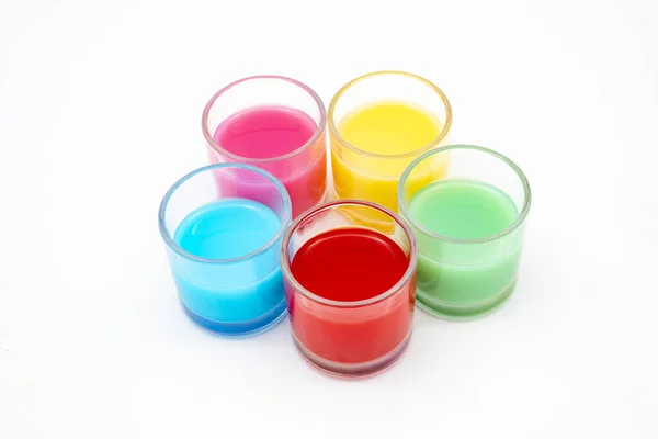 Kolorowe Napoje Szklanych Szklankach Białym Tłem — Zdjęcie stockowe