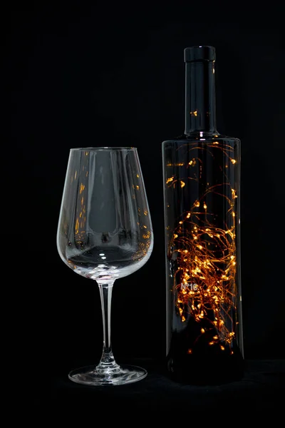 Garrafa Vinho Com Luzes Festa Copo — Fotografia de Stock