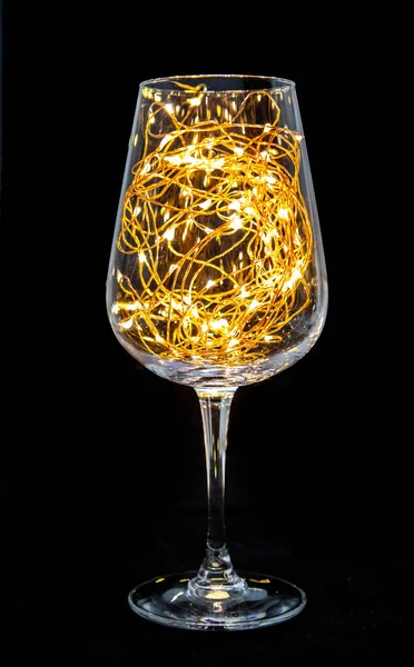 Glas Weinglas Mit Partybeleuchtung Auf Schwarzem Hintergrund — Stockfoto