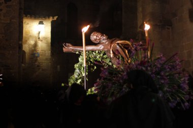 Caceres 'de Paskalya gecesinde Siyah İsa geçit töreninde.