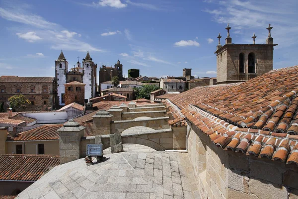 カセレスの記念碑的な部分の屋根からの眺め — ストック写真