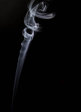Siyah arka planda beyaz tütsü dumanı kıvrımları
