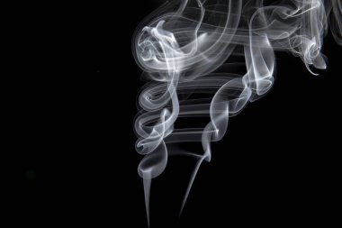Siyah arka planda beyaz tütsü dumanı kıvrımları