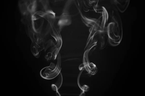 Siyah arka planda beyaz tütsü dumanı kıvrımları