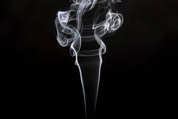 Siyah arka planda beyaz tütsü dumanı kıvrımları