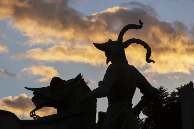 Hernan Cortes 'in Plaza de Trujillo' daki heykeli. Arka planda akşam gökyüzü var.