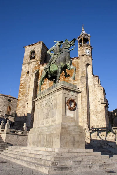 Posąg Hernana Cortesa Plaza Trujillo Kościołem Tle — Zdjęcie stockowe