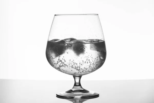 Skleněný Míček Pohár Nealkoholickým Nápojem Led Bílém Pozadí — Stock fotografie