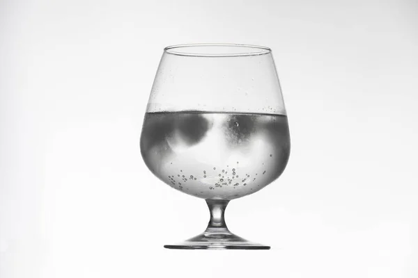 Стеклянная Кружка Прохладительным Напитком Льдом Белом Фоне — стоковое фото
