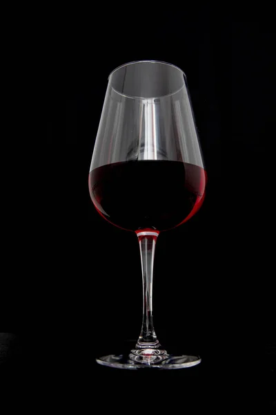 黑色背景的红葡萄酒酒杯的广角镜头 — 图库照片