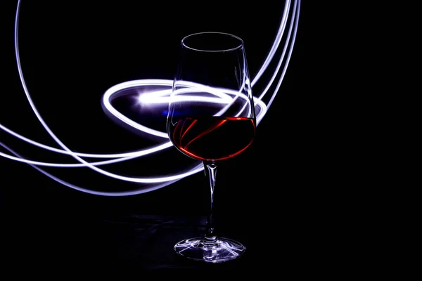 Copo Vinho Tinto Com Luzes Brancas Fundo Preto — Fotografia de Stock