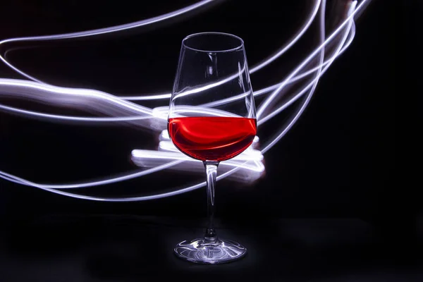 Copo Vinho Tinto Profundo Com Luzes Brancas Fundo Preto — Fotografia de Stock
