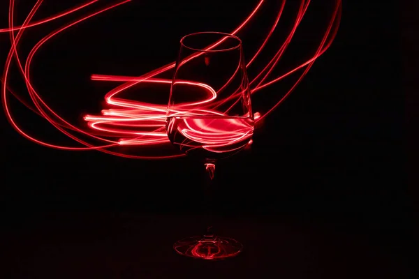 Luzes Vermelhas Copo Vinho Tinto Fundo Preto — Fotografia de Stock