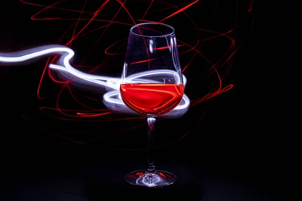 Rotes Und Weißes Licht Und Ein Glas Rotwein Auf Schwarzem — Stockfoto