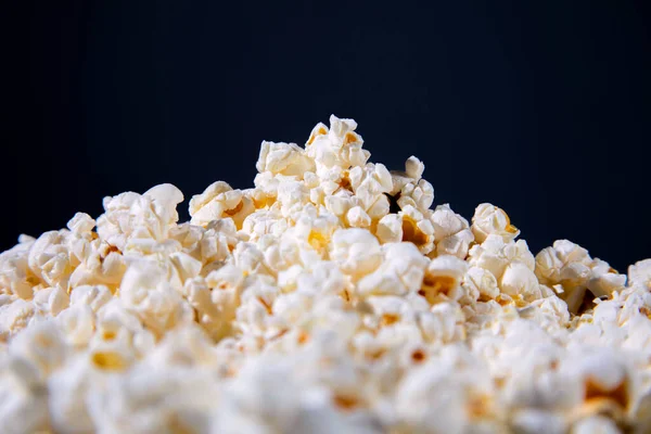 Siyah arka planda bir sürü beyaz patlamış mısır.