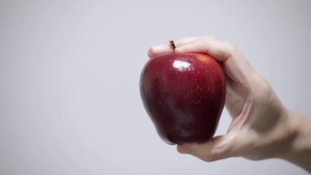 Mano Toma Manzana Roja Sobre Fondo Blanco — Vídeo de stock