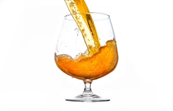 Bier Ein Kristallglas Mit Weißem Hintergrund Gießen — Stockfoto
