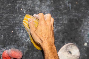 Tırmanma duvarının içindeki barajda magnezyum dolu bir el.
