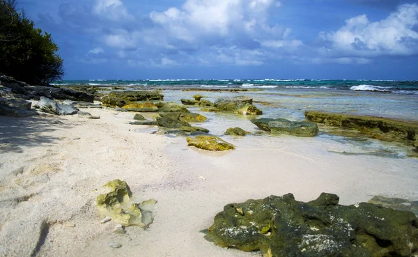 Paisagem Bonita Com Oceano Azul Rochas Praia — Fotografia de Stock