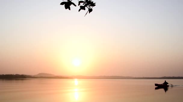 Hombre Bote Remos Mar Amanecer Del Sol Fondo — Vídeo de stock