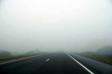 Çok az trafik ile soğuk Ekim sabahı sisli Otoban 