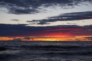 Günbatımı sahil kıyısında dalgaları ile