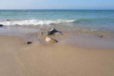 Michigan Gölü sahil hattı beach, mavi gökyüzü, kayalar ve bulutlar