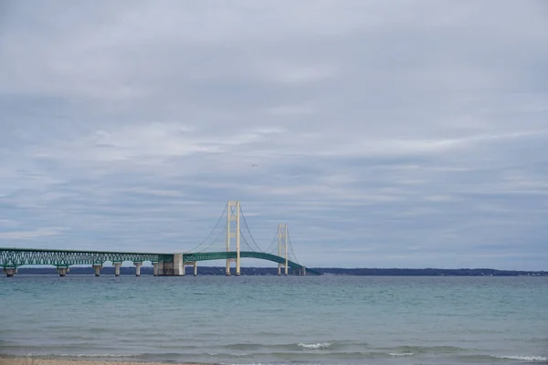 Pont Mackinaw Reliant Péninsule Supérieure Inférieure Michigan Sous Ciel Nuageux — Photo