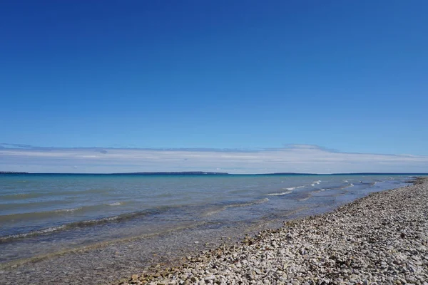 Linha Costa Lago Com Rochas Praia Céu Azul Nuvens — Fotografia de Stock