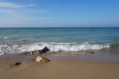 Michigan Gölü sahil hattı beach, kayalar, mavi gökyüzü ve bulutlar