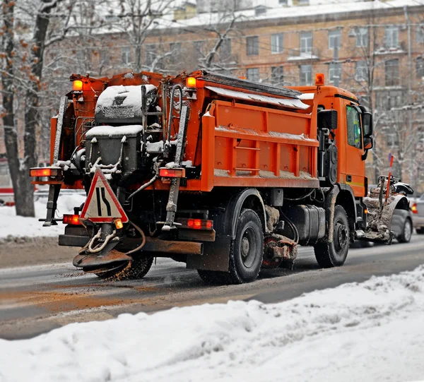 The big red snowplow sands the carriageway — Stock Photo, Image
