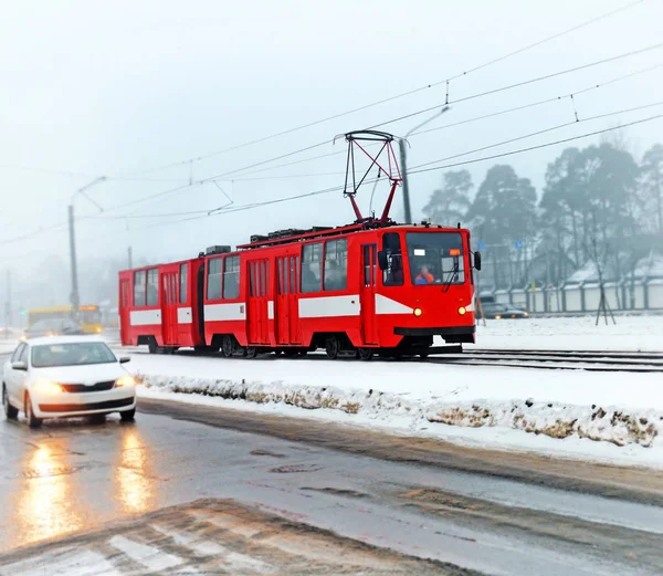 Spårvagn på vintern i grumlig dimmigt väder — Stockfoto