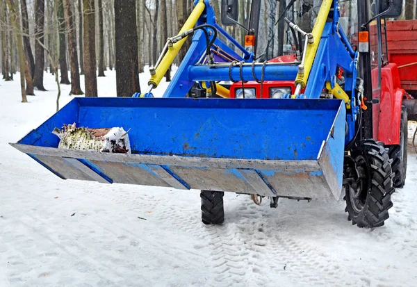 Cargador de tractores en madera en invierno — Foto de Stock