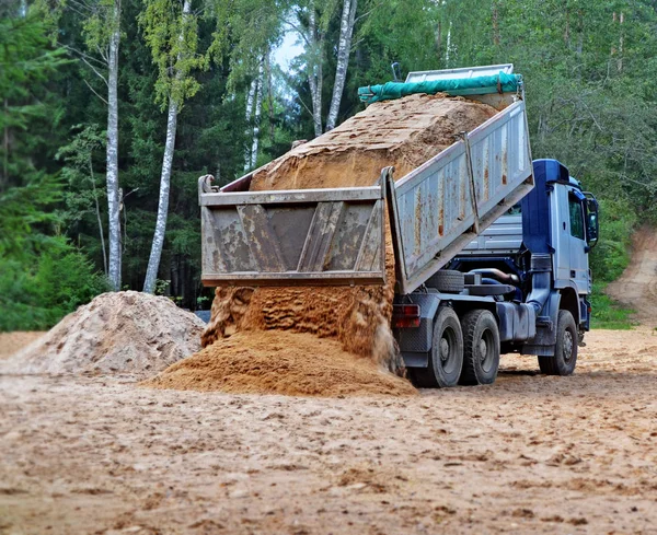 Unloading of a dump truck — Stock Photo, Image