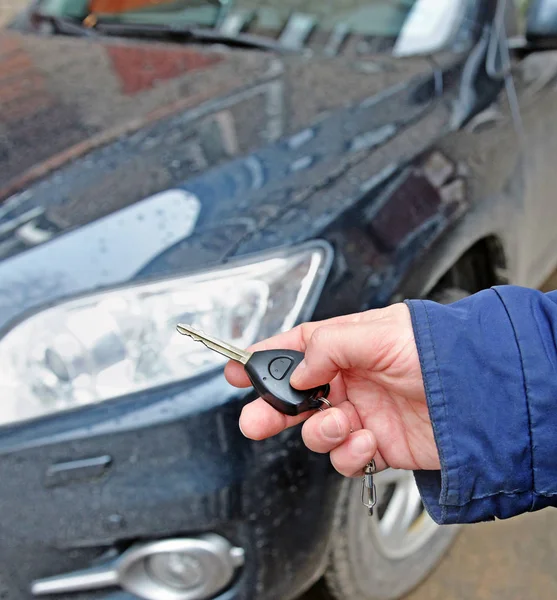 Hand with car key — Stock Photo, Image