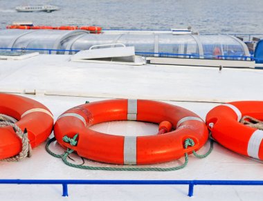 Lifebuoy motorlu gemi çatı üzerinde