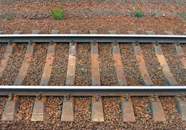 Raylar ve çapraz bağları.