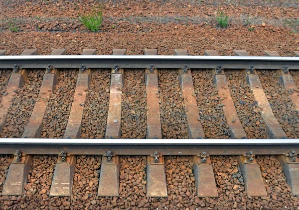 Raylar ve çapraz bağları.