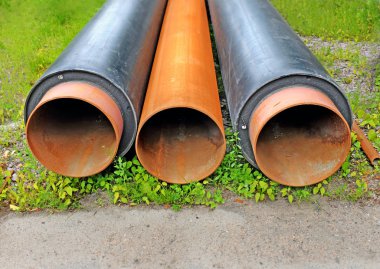 Bir çim üzerinde üç ısı iletken borular